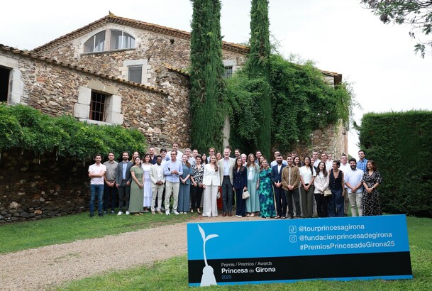 Fotografía de grupo de Sus Majestades los Reyes y Sus Altezas Reales la Princesa de Asturias y la Infanta Doña Sofía junto a los premiados de edicione